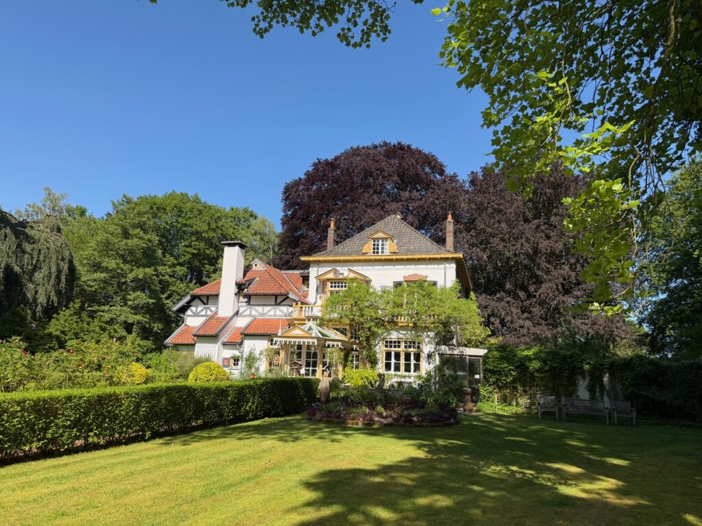 Kolthoorn-huis-tuinzijde-vanaf-tulpenboom